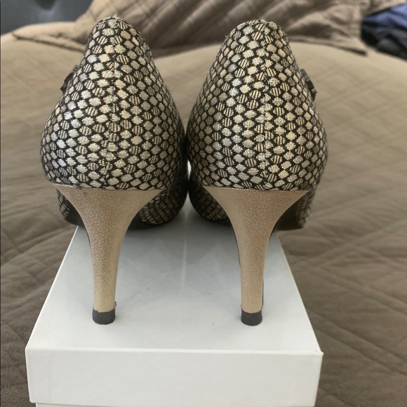 ModCloth Gold Bow Heels Size 40 - Picture 14 of 17